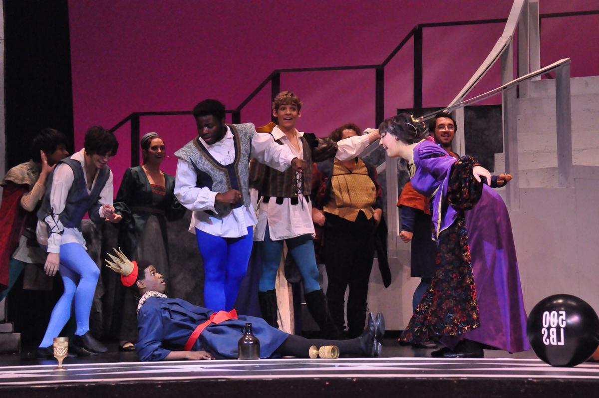 一群穿着中世纪主题服装的表演艺术学生在舞台上表演