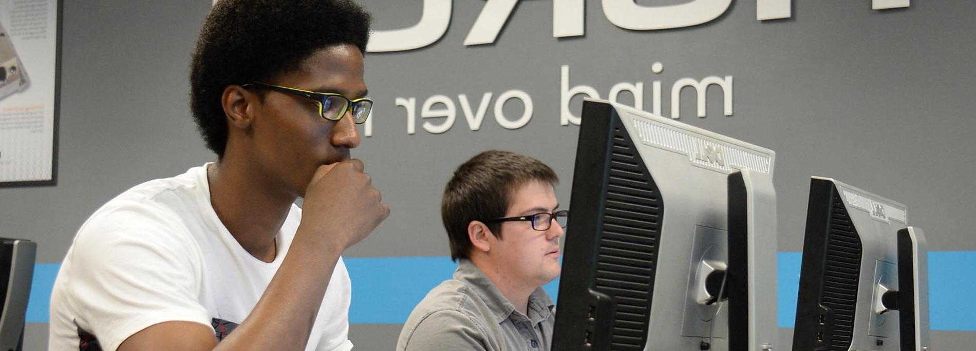 2学生在电脑-帮助链接图像为经济援助